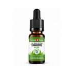 10 ml ravfarvet glasflaske med pipette fra Formula Swiss med 5 % bredspektret naturlig CBD olie, sort pipettehætte og hvid-grøn etiket med cannabisblad på hvid baggrund.