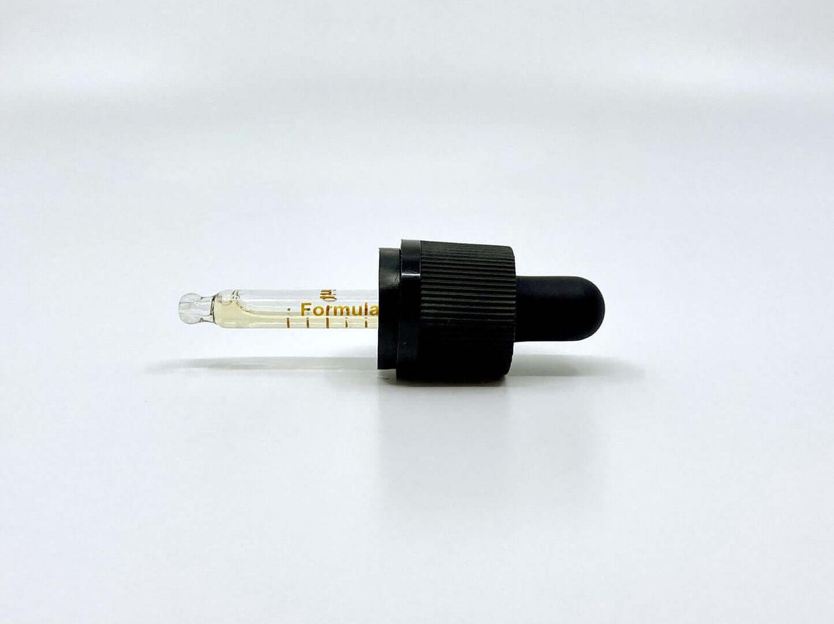 pipette til naturlig CBD olie, hvid baggrund